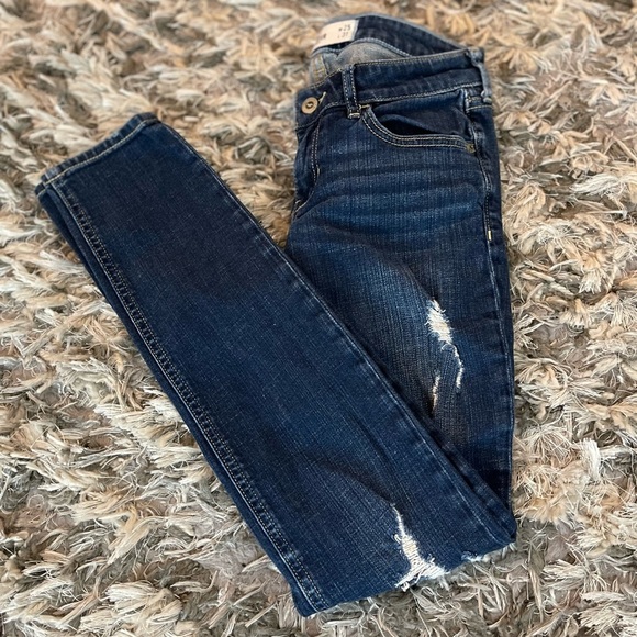 Hollister Denim - Dark wash skinny jeans with ripped details #rippedjeans